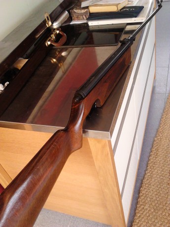 Hola, magnìfica máquina de precisión en estado perfecto de madera y pavón 
 calibre .177 
 precio 140 10