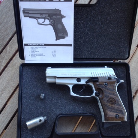 -Pistola Ekol Voltran P29 de 9mm pak. Tiene dos obstrucciones, una a rosca, y un pequeño pasador cilindrico 01