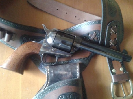 Hola, después de darle muchas vueltas he decidido quitarme el Uberti del .45 Long Colt, guiado en AE, 21