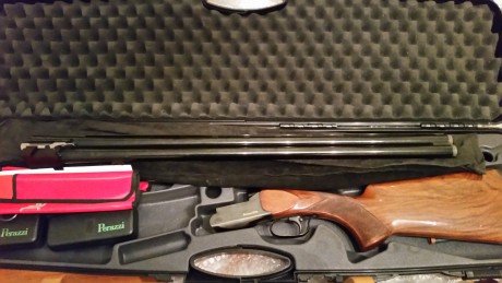 En buen estado, con cañón de pichón de 70cm, y con 10 chokes originales Perazzi. 
En su maletín original. 02