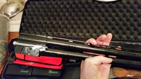 En buen estado, con cañón de pichón de 70cm, y con 10 chokes originales Perazzi. 
En su maletín original. 10