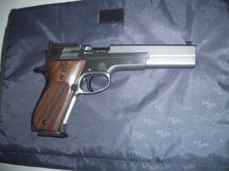 Vendo S&W, modelo 952-2 de 6". Impecable. Dos cargadores. Mejor ver y probar en Málaga.
 Precio: 01
