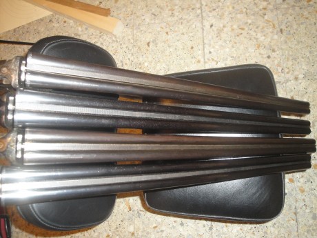 Se vende lote de cuatro escopetas paralelas. Tres son del calibre 12/70 y una del 16. De las del calibre 01