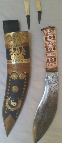 Buenas tardes.

He conseguido este Kukri nepalí que me han dicho que es original de nepal. El mango es 00