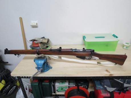 Vendo Enfield Nº 1 MKIII del calibre 303 british, el rifle esta muy cuidado.
Esta guiado con la licencia 00