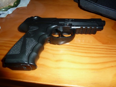 Hola,

Vendo una pistola Crossman C31. Pistola semiautomática de Aire comprimido por bombonas de CO2 de 01