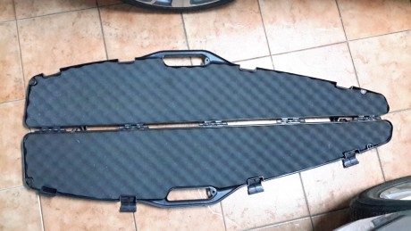Vendo maletin rigido de la marca DESKOSPORT, cuatro broches de cierre, tres puntos para colocación  de 02