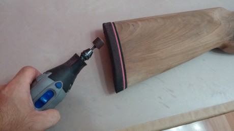 Hola, amigos. Estoy restaurando una escopeta siguiendo siempre los pasos y los consejos dados por los 102