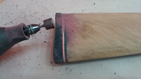 Hola, amigos. Estoy restaurando una escopeta siguiendo siempre los pasos y los consejos dados por los 101