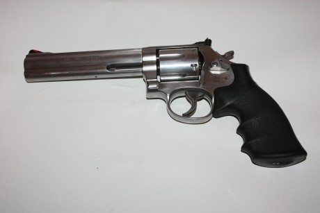 Buenas, un compañero del club me pide que le ponga a la venta este revolver, un smith wesson 686-6 de 02