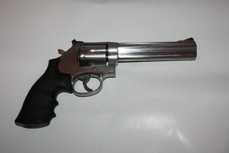 Buenas, un compañero del club me pide que le ponga a la venta este revolver, un smith wesson 686-6 de 01