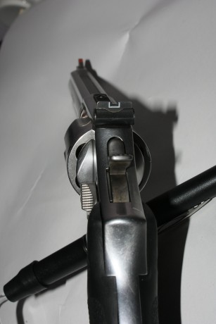 Buenas, un compañero del club me pide que le ponga a la venta este revolver, un smith wesson 686-6 de 10