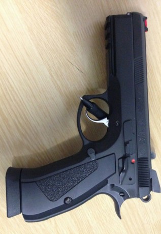Hola. Vendo estas cachas de aluminio negras para cz75, son las finas. Me las trajeron de usa en agosto, 00