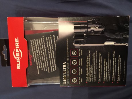 El equipo táctico de iluminación de SureFire X400 Ultra integra una potente luz de 500 lumens y un láser 11