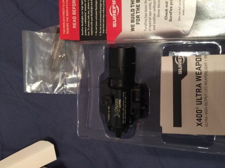 El equipo táctico de iluminación de SureFire X400 Ultra integra una potente luz de 500 lumens y un láser 10
