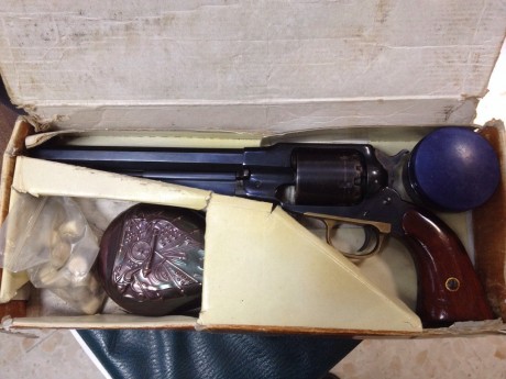 ...pues eso, para iniciarse en la avancarga, vendo uberti mod. 1858 usado pero en buen estado. Calibre 02