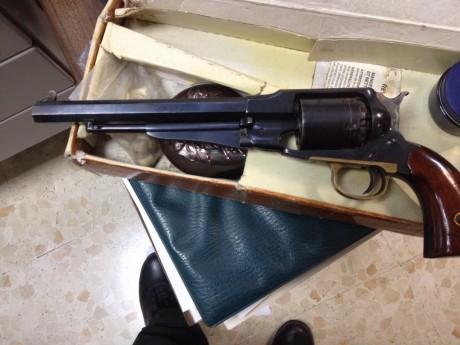 ...pues eso, para iniciarse en la avancarga, vendo uberti mod. 1858 usado pero en buen estado. Calibre 01