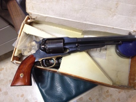 ...pues eso, para iniciarse en la avancarga, vendo uberti mod. 1858 usado pero en buen estado. Calibre 00