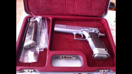 Por petición de un amigo cuelgo esta arma.

   SE VENDE PISTOLA 9MM TANFOGLIO LIMITED CUSTOM HC   

 ESTA 00