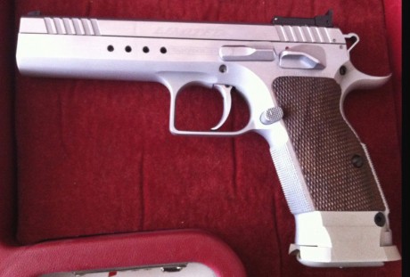 Por petición de un amigo cuelgo esta arma.

   SE VENDE PISTOLA 9MM TANFOGLIO LIMITED CUSTOM HC   

 ESTA 10