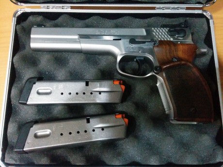 Vendo mi estupenda pistola Smith&Wesson 5906 Target Champion, con cañón de 6", fabricada por 01