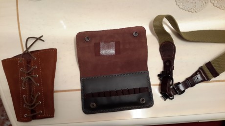 Vendo lote compuesto por
Correa portafusil, con terminaciones en piel y sus correspondientes anillas de 01