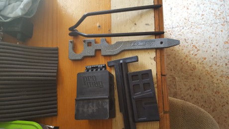 Se trata de una herramienta promag para quitar guardamanos.  30 eur portes incluidos  

Llave DPMS multinacional 01