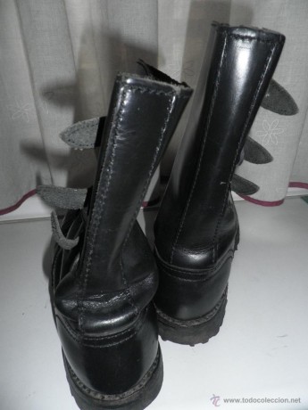Hola vendo botas Segarra 3 hebillas de la talla 42.
Poquisimo uso. Estado como se ve en las fotos.
Vendo 01