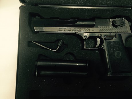 se vende muy a mi pesar este pisolón de la casa IMI , el arma se encuentra en  una armeria en Granada 02