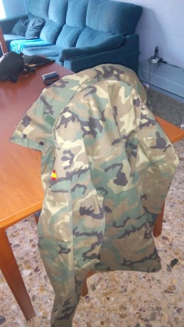 Chaqueta militar verde con pantalón impermeable color verde.


Talla 4.

40€ :caba: 01