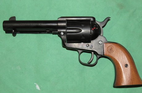 Hola, vendo el siguiente arma:

Revólver Chiappa Mod. 1873 Cal. .22. No ha tirado más de dos cajas de 00