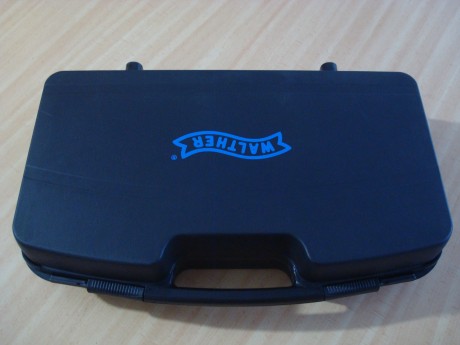  DSC06725.JPG  DSC06726.JPG  DSC06727.JPG 

Maletin Walther para pistola. Con medidas:
45X29X10,5.
Es 02
