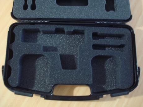  DSC06725.JPG  DSC06726.JPG  DSC06727.JPG 

Maletin Walther para pistola. Con medidas:
45X29X10,5.
Es 01