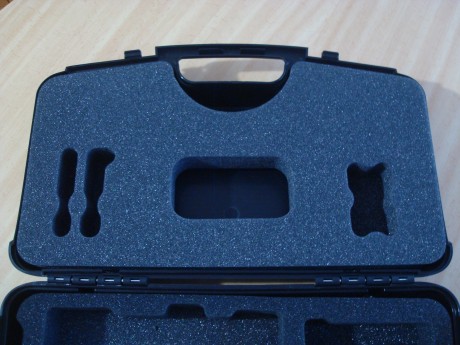  DSC06725.JPG  DSC06726.JPG  DSC06727.JPG 

Maletin Walther para pistola. Con medidas:
45X29X10,5.
Es 00