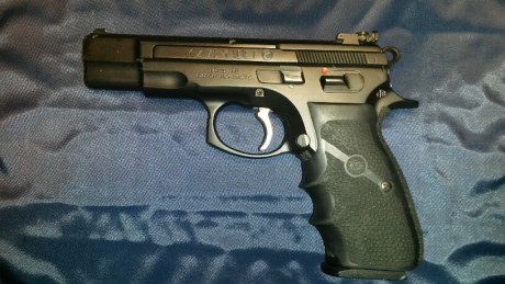 Vendo una CZ Kadet del 22 con dos cargadores y cahcas anatonicas Hogue. Se incluyen cachas originales.
Se 00