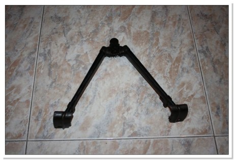 Hola a todos.
 Vendo un bipode del fusil ametrallador FAO, (con patas extensibles). Su funcionamiento 02