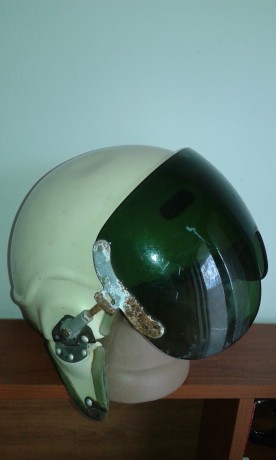 Vendo este casco utilizados por ejercito ruso en aviones  MIG Y SU 
estado de la foto 
precio 110 e 02