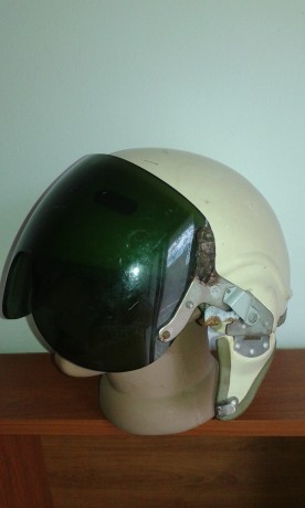 Vendo este casco utilizados por ejercito ruso en aviones  MIG Y SU 
estado de la foto 
precio 110 e 01