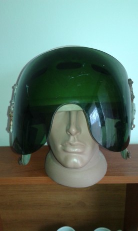 Vendo este casco utilizados por ejercito ruso en aviones  MIG Y SU 
estado de la foto 
precio 110 e 00