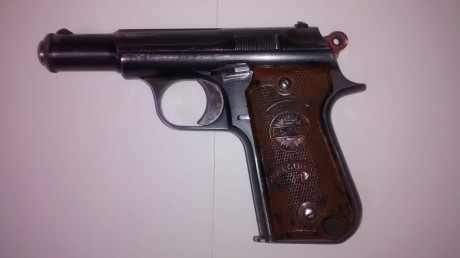 Vendo el siguiente conjunto:
- Astra 4000 Falcon calibre 9mm Corto, guiada en F, pavón original en buen 00