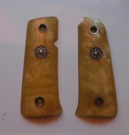Se venden cachas de nacar para pistola llama II, III y XV. Estan en muy buen estado. Se encuentran en 01