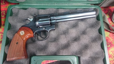Un compañero vende un revolver Colt Diamondback, calibre 22, muy buen estado, prácticamente nuevo, 300 02
