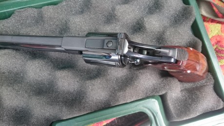 Un compañero vende un revolver Colt Diamondback, calibre 22, muy buen estado, prácticamente nuevo, 300 00