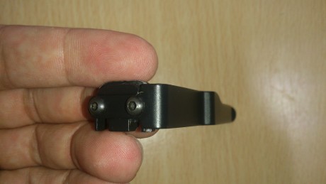 Buenas,

   Vendo clip TECHNA para pistolas glock. Accesorio para portar el arma cómodamente sin funda 00