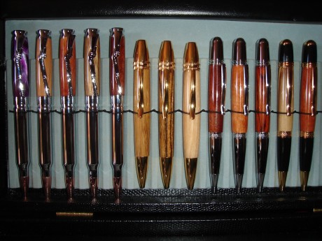 Pues eso vendo bolígrafos en distintos tipos de maderas en colores naturales y de gran calidad, con el 01