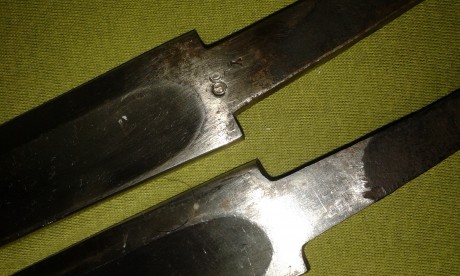 Vendo dos hojas de sable ligero frances  -estado perfecto  
en la punta tiene mancha se ve en foto  
modelo 01