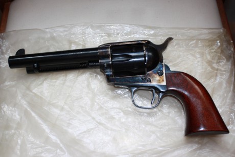 Un amigo vende este revolver Uberti Cattleman réplica del Colt SAA 1873 en calibre 45 colt. Ha tirado 00