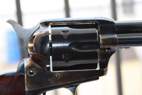Un amigo vende este revolver Uberti Cattleman réplica del Colt SAA 1873 en calibre 45 colt. Ha tirado 12