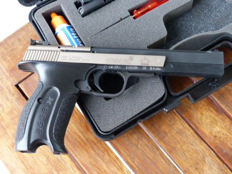 VENDO PISTOLA HAMMERLI X-ESSE LONG DE 5" CALIBRE 22LR MUY PRECISA EN PERFECTO ESTADO, VIENE CON SU 12