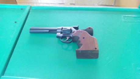 Buenas a todos,

Un amigo y compañero del Club me ha pedido que le ponga este anuncio.
Vende revolver 10
